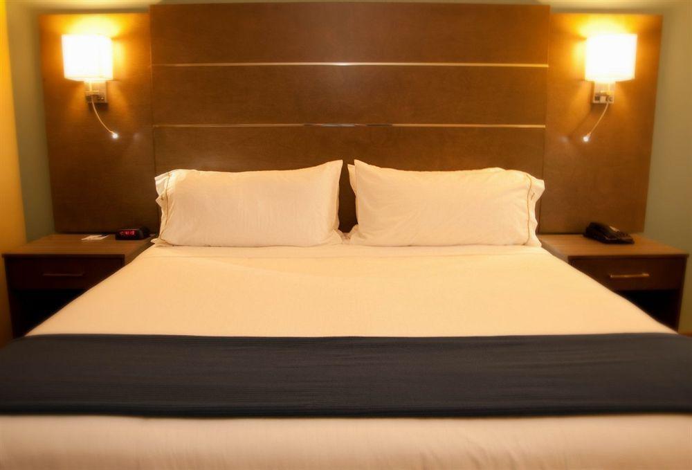 Holiday Inn Express And Suites Schulenburg By Ihg Esterno foto